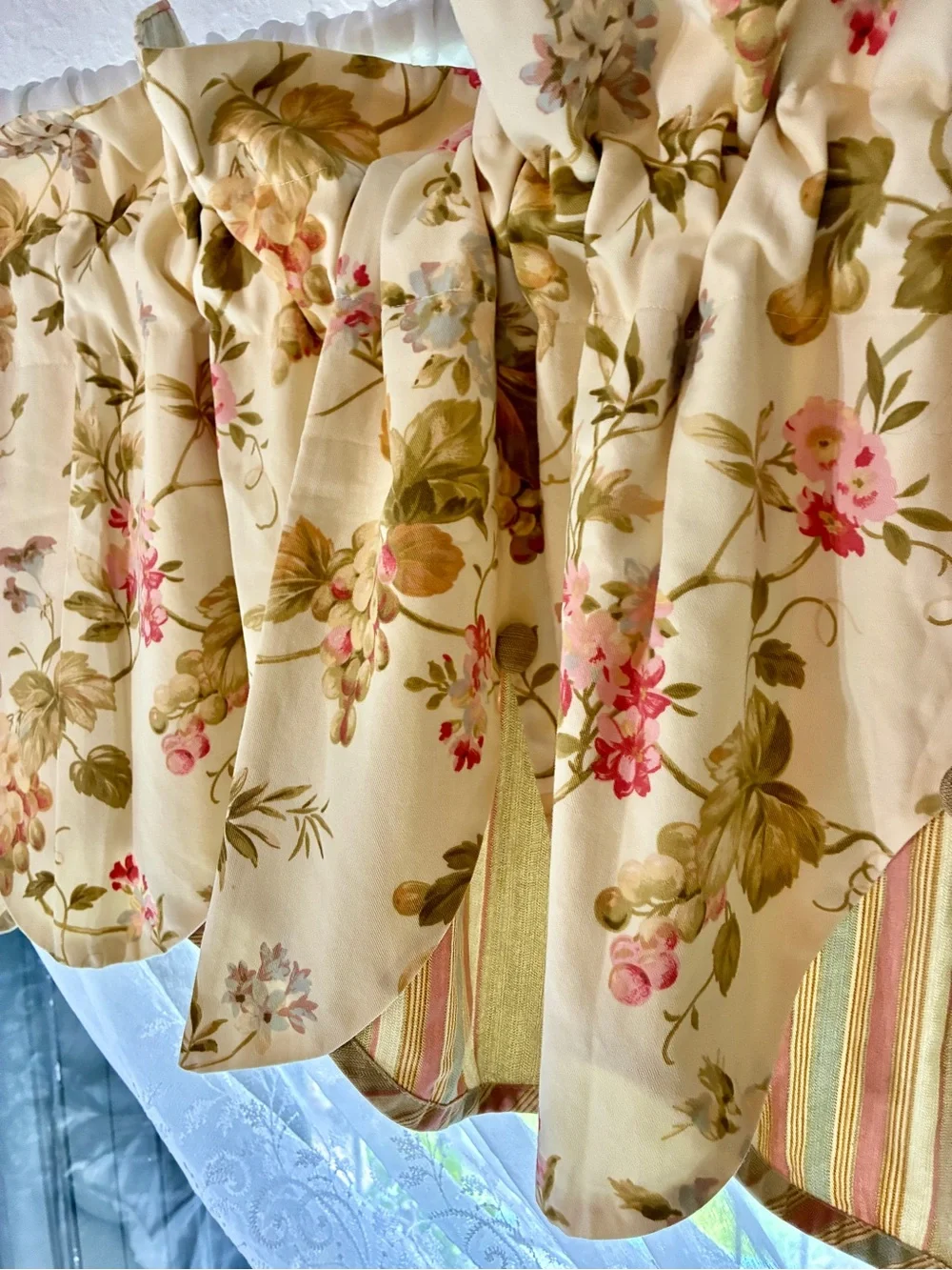 Vintage Waverly home classic Napoli cameo Scalloped Valance in Cream with pink